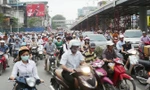Hà Nội hiện có 5,6 triệu phương tiện giao thông và lưu lượng đã vượt thiết kế mặt đường. Ảnh: Trọng Đảng.