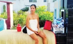 Một cô gái sống trong nghĩa trang chưa biết đi về đâu khi nghĩa trang đang được giải tỏa. Ảnh: Trần Nguyễn Anh.