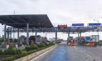 Trạm thu phí BOT Tasco đặt tại xã Quảng Phú khiến Khu kinh tế Hòn La bị ảnh hưởng.