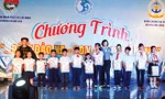 Đại diện Nhà hát Kịch Việt Nam và CLB Tuổi trẻ vì biển, đảo quê hương trao học bổng của Trung ương Đoàn cho các cháu. Ảnh: Nguyễn Đình Quân.