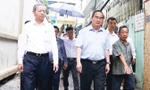 Bí thư Thành ủy TPHCM Nguyễn Thiện Nhân thị sát điểm ngập đường Nguyễn Hữu Cảnh. Ảnh: Văn Minh.