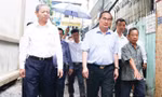 Bí thư Thành ủy TPHCM Nguyễn Thiện Nhân thị sát điểm ngập đường Nguyễn Hữu Cảnh. Ảnh: Văn Minh.