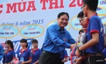 Bí thư thứ nhất T.Ư Đoàn Nguyễn Đắc Vinh tặng quà cho các tình nguyện viên tại lễ ra quân “Tiếp sức mùa thi”.