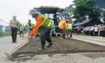 Dây chuyền bảo trì bằng biện pháp cào bóc tái chế trị giá 80 tỷ đồng do tư nhân đầu tư vừa được Tổng cục Đường bộ cho thử nghiệm. Ảnh: Sỹ Lực.