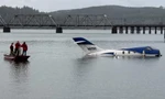 Máy bay trượt khỏi đường băng rồi lao thẳng xuống nước