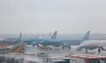 Mưa dông dồn dập, nhiều chuyến bay không thể cất - hạ cánh ở Nội Bài 