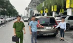 Cò mồi 'chặt chém' tiền taxi của khách nước ngoài tại sân bay Nội Bài