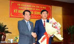 Trưởng Ban Dân nguyện của Quốc hội Dương Thanh Bình (bên phải) chúc mừng Bí thư Tỉnh ủy, tân Chủ tịch HĐND tỉnh Cà Mau Nguyễn Tiến Hải. Ảnh: Cổng TTĐT tỉnh Cà Mau