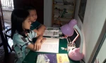 Vì nghẽn mạng, nhiều học sinh không vào được mạng đành sang nhà bạn học cùng nhau. Ảnh: Đỗ Hợp