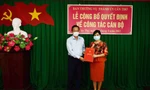 Trưởng Ban Tổ chức Thành ủy Cần Thơ Lê Tấn Thủ trao quyết định cho bà Thắm