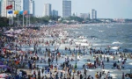 Biển Vũng Tàu đông nghịt người