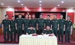 Trung tướng Đặng Trọng Quân và Thiếu tướng Lê Đình Thương ký Biên bản bàn giao nhiệm vụ Chánh Thanh tra Bộ Quốc phòng.