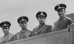 Nhóm phi hành gia tiềm năng đầu tiên giảm xuống chỉ còn 20 người, trong đó có Yuri Gagarin, đứng thứ hai từ trái sang