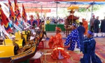 Các bô lão thực hiện nghi lễ tế trang trọng trước những chiếc thuyền chở hình nhân thế mạng. Ảnh: Nguyễn Ngọc 