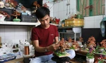 Huỳnh Chí Cường làm cây bonsai dây đồng theo đơn đặt hàng của khách hàng. Ảnh: Kim Hà