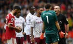 Thủ môn Aston Villa chơi đòn tâm lý khiến sao M.U đá hỏng penalty