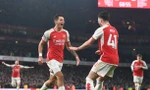 Sân Emirates sặc mùi thuốc pháo, Arsenal bám sát ngôi đầu