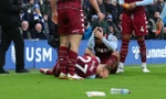 Bắt khẩn cấp CĐV tấn công cầu thủ Aston Villa trong trận gặp Everton