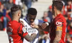 Siêu sao Vinicius bị 'bắt nạt' trong lẫn ngoài sân cỏ, HLV Real Madrid phản ứng dữ dội 