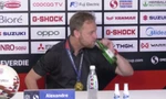 HLV Thái Lan liên tục uống mừng trong buổi họp báo sau khi vô địch AFF Cup 2020