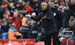 Bị CĐV Liverpool ném tiền xu, HLV Guardiola nói luôn một câu 'khó đỡ' 