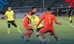 Malaysia thắng hú vía chủ nhà Myanmar, trọng tài bù giờ như World Cup 