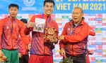 Tiến Linh mang cả gia đình lên bục nhận HCV SEA Games 31 