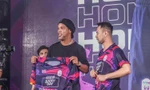 Ronaldinho sang Indonesia chơi bóng, HLV tuyên bố 'thích đá đâu thì đá' 