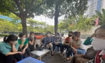 Nhiều giáo viên mầm non hợp đồng lâu năm Phú Thọ khăn gói về Hà Nội gửi tâm thư tới Bộ Nội vụ. Ảnh: N.Q