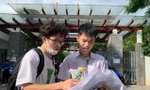 Thí sinh xem lại bài thi môn Toán chiều 28/6. Ảnh: Đỗ Hợp