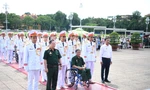 Thương binh, người có công với cách mạng vào Lăng viếng Chủ tịch Hồ Chí Minh