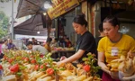 Gà ngậm hoa hồng là mặt hàng bán chạy nhất ở chợ Hàng Bè, phố Gia Ngư (quận Hoàn Kiếm, Hà Nội) dịp Rằm tháng Bảy.