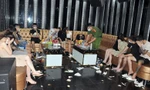 Dàn chân dài và hàng chục thanh niên trong quán hát Bad Boy, huyện Bình Giang (Hải Dương).