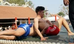 Vây kín xem đấu vật trong sân đình 700 năm tuổi ở Hải Phòng