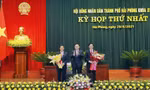 Chủ tịch Quốc hội Vương Đình Huệ tặng hoa, chúc mừng ông Phạm Văn Lập và ông Nguyễn Văn Tùng.