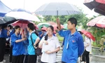 Thí sinh Hải Phòng đội mưa đến điểm thi tốt nghiệp 