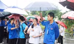 Thí sinh Hải Phòng đội mưa đến điểm thi tốt nghiệp 