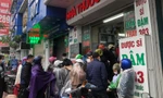 Người dân Hải Phòng chen chúc mua thuốc điều trị COVID-19 tại nhà.