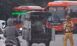 Xe ba bánh chở hàng cồng kềnh né tránh, vượt chốt CSGT 