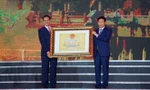 Ông Nguyễn Văn Tùng - Chủ tịch UBND thành phố đại diện nhận bằng xếp hạng di tích lịch sử quốc gia Khu di tích Bạch Đằng Giang. 