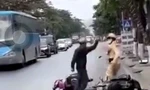 Tạm giữ người đàn ông hành hung cảnh sát khi bị dừng xe kiểm tra