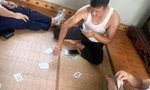 Hình ảnh được cho là cán bộ xã Tân Tiến tham gia đánh bài.
