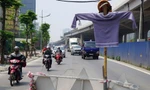 Xử lý hàng loạt nắp cống 'bẫy xe' trên đường Phạm Văn Đồng