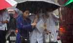 Hải Phòng: Sĩ tử xách giày, lội nước mưa trong ngày đầu thi tốt nghiệp