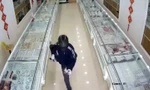 Hình ảnh nghi phạm dùng búa cướp tiệm vàng ở Hưng Yên. Ảnh: Cắt từ clip