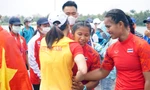 Nữ VĐV Canoeing Việt Nam bắt tay, trò chuyện với đối thủ Thái Lan sau cuộc đua gay cấn trên sông Giá, Hải Phòng.