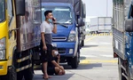 Ảnh: Tài xế chờ xét nghiệm tại chốt kiểm soát COVID-19 tại Hải Phòng.