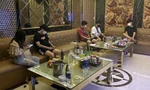 Một quán karaoke trên phố Văn Cao (TP Hải Phòng) bất chấp lệnh cấm, tiếp đón khách nước ngoài bị lực lượng chức năng phát hiện, xử lý.