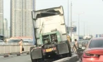 Xe đầu kéo 'làm xiếc' trên cầu Sài Gòn 