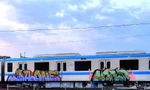 Tàu metro ở TPHCM lại bị bôi bẩn